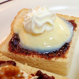 チョコクリームとプリンとホイップのミニ食パン